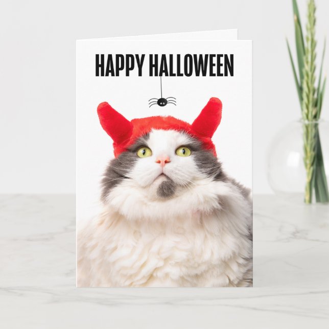 Tarjeta Festiva Feliz gato de Halloween con disfraz malvado con ar (Anverso)