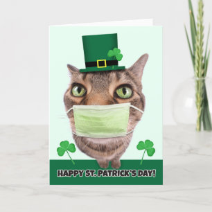Tarjeta Festiva Feliz gato del día de San Patricio en una máscara