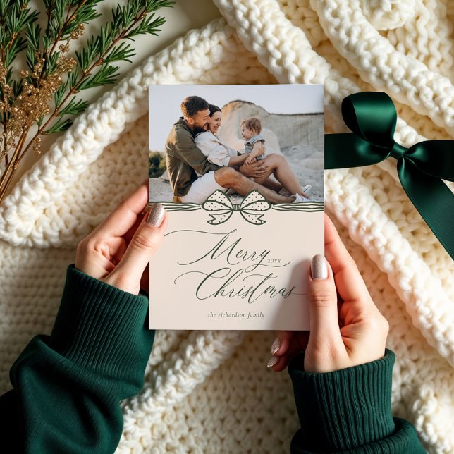Tarjeta Festiva Feliz guión navideño elegante foto de cebada y cin (Merry Christmas Script Elegant Bow & Ribbon Photo Holiday Card)