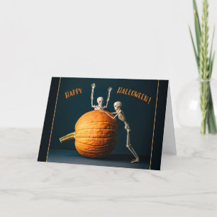 Tarjeta Festiva Feliz Halloween Esqueletos juguetones con Calabaza