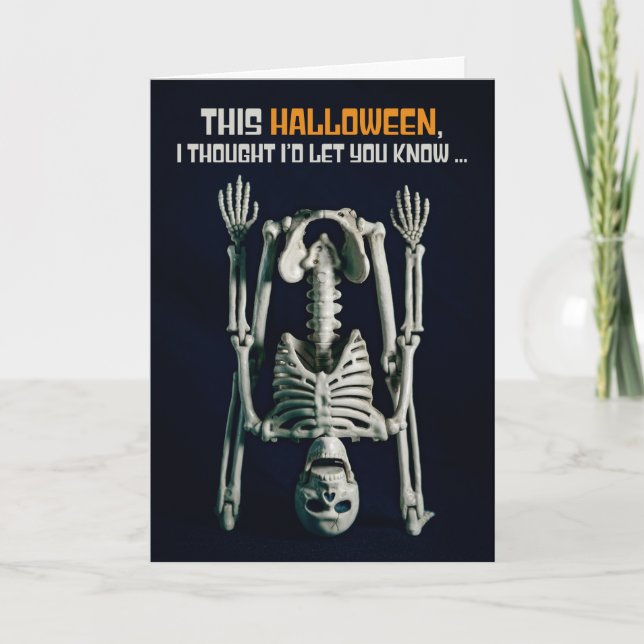 Tarjeta Festiva Feliz Halloween Head Over Heels Skeleton (Anverso)