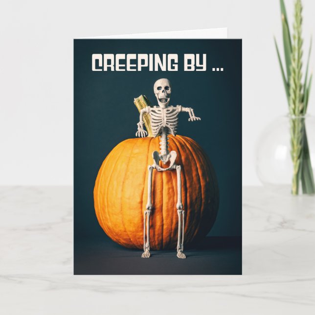Tarjeta Festiva Feliz Halloween Hi Creepe Skeleton y Calabaza (Anverso)