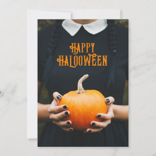Tarjeta Festiva Feliz Halloween vestido negro de niña de calabaza