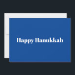 Tarjeta Festiva Feliz Hanukkah azul tipografía blanca minimalista<br><div class="desc">Feliz Hanukkah azul y blanco moderna tipografía minimalista elegante tarjeta de vacaciones Hanukkah. Texto blanco completamente personalizable sobre fondo plano sólido azul.</div>