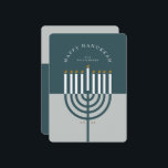Tarjeta Festiva Feliz Hanukkah Candle Menorah moderno azul Verde a<br><div class="desc">Feliz Hanukkah, envía tus deseos de Hanukkah a tu familia y amigos con nuestra hermosa y moderna tarjeta de vacaciones de personalizable. Nuestro diseño cuenta con nuestra moderna vela menorah. Se ha optado por una moderna paleta de colores azul y gris azul verde azulado. "Happy Hanukkah" está escrito con una...</div>