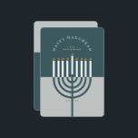 Tarjeta Festiva Feliz Hanukkah Candle Menorah moderno azul Verde a<br><div class="desc">Feliz Hanukkah, envía tus deseos de Hanukkah a tu familia y amigos con nuestra hermosa y moderna tarjeta de vacaciones de personalizable. Nuestro diseño cuenta con nuestra moderna vela menorah. Se ha optado por una moderna paleta de colores azul y gris azul verde azulado. "Happy Hanukkah" está escrito con una...</div>
