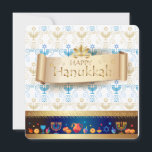 Tarjeta Festiva ¡Feliz Hanukkah! Día festivo<br><div class="desc">¡Feliz Hanukkah! Invitación al feriado judío,  tarjeta de saludo,  festividad judía Hanukkah,  "Judaica",  festival,  tarjeta de saludo símbolos tradicionales de Chanukah - dreidels de madera (hilatura superior),  letras hebreas,  donuts,  velas de menorah,  frasco de aceite,  estrella David patrón de luces brillantes,  vintage</div>