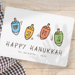 Tarjeta Festiva Feliz Hanukkah Dreidel moderno<br><div class="desc">El diseño está compuesto por el ilustracion superior Dreidel girando. Añade tu nombre,  saludo y año</div>