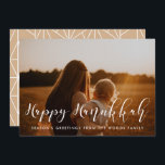 Tarjeta Festiva Feliz Hanukkah Elegante foto familiar<br><div class="desc">Una tipografía moderna para esta colección de tarjetas fotográficas. Para personalizar con tu foto familiar favorita. También puede cambiar fácilmente el color del tipo de letra o el fondo geométrico a su gusto.</div>