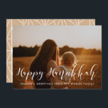 Tarjeta Festiva Feliz Hanukkah Elegante foto familiar<br><div class="desc">Una tipografía moderna para esta colección de tarjetas fotográficas. Para personalizar con tu foto familiar favorita. También puede cambiar fácilmente el color del tipo de letra o el fondo geométrico a su gusto.</div>
