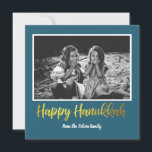 Tarjeta Festiva Feliz Hanukkah en Verde azulada foto azul y falsa<br><div class="desc">Di Happy Hanukkah con esta simple tarjeta de fotos en oro falso y azul verde azulado oscuro. El color de fondo se puede cambiar haciendo clic en el botón personalizar.</div>