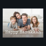 Tarjeta Festiva Feliz Hanukkah| Escritura de texto y foto<br><div class="desc">Esta sencilla y dulce tarjeta Hanukkah presenta su propia foto personal al otro lado del frente,  junto con las palabras "Feliz Hanukkah" en vintage texto de máquina de escribir en blanco,  y un lugar para personalizar como usted desee. La parte trasera tiene un color azul marino oscuro.</div>
