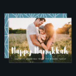 Tarjeta Festiva Feliz Hanukkah Fotografía de la familia de la tipo<br><div class="desc">Una tipografía moderna para esta colección de tarjetas fotográficas. Para personalizar con tu foto familiar favorita. También puede cambiar fácilmente el color del tipo de letra o el fondo geométrico a su gusto.</div>