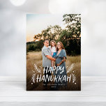 Tarjeta Festiva Feliz Hanukkah Hand dibujó las hojas de nieve comp<br><div class="desc">Elegante,  elegante y personalizado; con tu foto con un estilo manuscrito acentuado por hojas de pino y bayas dibujadas a mano. La parte trasera tiene un patrón de nieve festivo.</div>