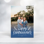 Tarjeta Festiva Feliz Hanukkah Hojas trazadas por la mano Nieve co<br><div class="desc">Elegante,  elegante y personalizado; con tu foto con un estilo manuscrito acentuado por hojas de pino y bayas dibujadas a mano. La parte trasera tiene un patrón de nieve festivo.</div>
