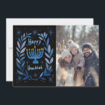 Tarjeta Festiva Feliz Hanukkah Menorah PERSONALIZADO de mano dibuj<br><div class="desc">¡Dulce corona para desear a alguien unas vacaciones felices! ¡Añade tu propia foto! Haga clic en "personalizar" para agregar su propia foto. También puede agregar texto al lado delantero o posterior. Consulta mi tienda para ver más opciones. También disponible como descarga digital para enviar instantáneamente por correo electrónico o mensaje...</div>