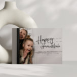 Tarjeta Festiva Feliz Hanukkah Minimalista de nombres de familia<br><div class="desc">Esta moderna tarjeta Hanukkah presenta un diseño fotográfico de sangre completa con un superpuesto de tipografía mínimo,  lo que crea un elegante y elegante saludo de vacaciones. Perfecto para mostrar tu foto favorita,  el sencillo texto le da un toque contemporáneo a tus deseos de Hanukkah.</div>