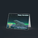 Tarjeta Festiva Feliz Hanukkah - Oso Polar del borde del hielo<br><div class="desc">Saludos de Chanukkah del Frozen Chosen. Un momento pacífico en la larga noche ártica. Un oso polar descansa en el borde de una zona abierta en el hielo de la manada. Las auroras boreales brillan a lo lejos; las estrellas brillantes brillan sobre sus cabezas. Una menorah de Chanukkah aparece junto...</div>