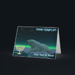 Tarjeta Festiva Feliz Hanukkah - Oso Polar del borde del hielo<br><div class="desc">Saludos de Chanukkah del Frozen Chosen. Un momento pacífico en la larga noche ártica. Un oso polar descansa en el borde de una zona abierta en el hielo de la manada. Las auroras boreales brillan a lo lejos; las estrellas brillantes brillan sobre sus cabezas. Aparece una menorah de Chanukkah junto...</div>