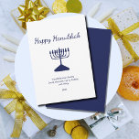 Tarjeta Festiva Feliz Hanukkah Simple Blue Menorah<br><div class="desc">Feliz Hanukkah Holiday tarjeta de saludo,  con un sencillo diseño de menorah azul y tipografía de escritura. Con letras en personalizable azul,  puede añadir su propia información. Una forma festiva de enviar buenos deseos a amigos y seres queridos.</div>