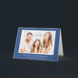 Tarjeta Festiva Feliz Hanukkah Simple Classic Elegant Family Photo<br><div class="desc">El diseño se compone de un fondo sencillo con una tipografía elegante. Añade tu apellido,  saludo,  fotos y año</div>