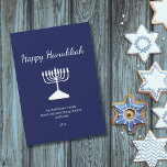 Tarjeta Festiva Feliz Hanukkah Simple Menorah Blue<br><div class="desc">Feliz Hanukkah Blue Holiday tarjeta de felicitación,  con un sencillo diseño de menorah blanca y tipografía de escritura. Con letras en personalizable blanco,  puede añadir su propia información. Una forma festiva de enviar buenos deseos a amigos y seres queridos.</div>