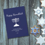 Tarjeta Festiva Feliz Hanukkah Simple Menorah Blue<br><div class="desc">Feliz Hanukkah Blue Holiday tarjeta de felicitación,  con un sencillo diseño de menorah blanca y tipografía de escritura. Con letras en personalizable blanco,  puede añadir su propia información. Una forma festiva de enviar buenos deseos a amigos y seres queridos.</div>