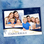 Tarjeta Festiva Feliz Hanukkah Snowflakes 2 fotos Hanukkah<br><div class="desc">Esta tarjeta de fotos de Hanukkah ofrece un diseño simple con 2 fotos y el saludo "Happy Hanukkah" que aparece en azul oscuro y oro. El diseño se acentúa con copos de nieve azul claro.</div>