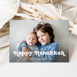 Tarjeta Festiva Feliz Hanukkah | Sobreposición simple de fotos del<br><div class="desc">Esta sencilla y elegante tarjeta de fotos cuenta con un extravagante texto en blanco que dice "Feliz Hanukkah",  con espacio para tu foto personal favorita. La parte trasera de la tarjeta es azul.</div>