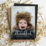 Tarjeta Festiva Feliz Hanukkah | Superposición de la fotografía de<br><div class="desc">Personalizado económico imprimió tarjetas fotográficas de vacaciones con plantillas sencillas para la personalización. Este diseño moderno de moda tiene un purpurina falso y un elegante texto de caligrafía. El texto dice "Feliz Hanukkah". Personalízalo con tus fotos y agrega tu apellido y el año. El lado inverso tiene espacio para fotos...</div>