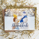 Tarjeta Festiva Feliz Hanukkah | Superposición de la fotografía de<br><div class="desc">Personalizado económico imprimió tarjetas fotográficas de vacaciones con plantillas sencillas para la personalización. Este diseño moderno de moda tiene un purpurina falso y un elegante texto de caligrafía. El texto dice "Feliz Hanukkah". Personalízalo con tus fotos y agrega tu apellido y el año. El lado inverso tiene un fondo falso...</div>