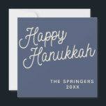 Tarjeta Festiva Feliz Hanukkah | Tipografía retro simple en azul<br><div class="desc">Simple Happy Hanukkah saludo escrito en un divertido estilo de escritura retro con letras en un fondo azul oscuro,  personalizado con tu nombre.</div>