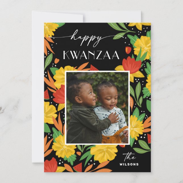 Tarjeta Festiva Feliz Kwanzaa. Foto floral bruta (Anverso)