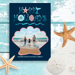 Tarjeta Festiva Feliz mar | Foto de Navy Beach Seashell<br><div class="desc">La tarjeta fotográfica de Navidad plana temática de la playa presenta un diseño de tipografía tropical de "Happy Holidays", cola de ballena y olas oceánicas con un corte de conchas de vieiras que enmarca tu foto personalizada. El reverso es un patrón de concha y remolque náuticos en un fondo azul...</div>