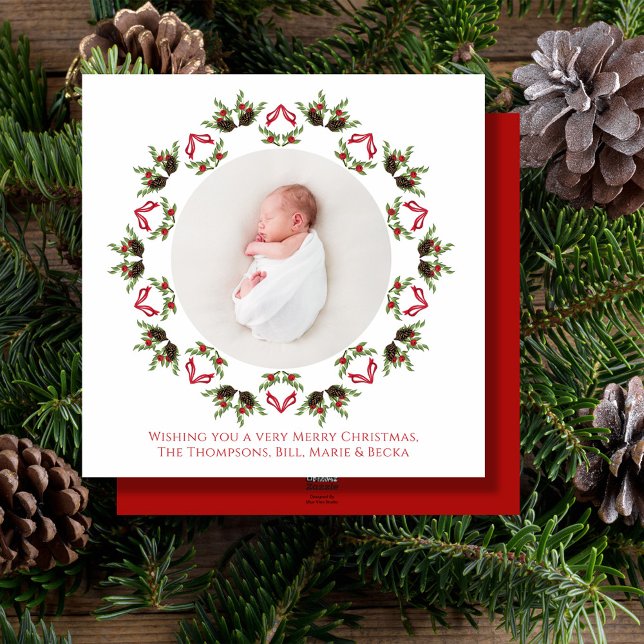 Tarjeta Festiva Feliz Navidad, caligrafía roja, una foto (Christmas holiday greenery and pine cones wreath mandala design square photo card. )