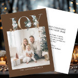 Tarjeta Festiva ¡Feliz Navidad! Foto moderna, simple<br><div class="desc">Tarjeta de vacaciones fotográficas "Joy-Merry Christmas" específica del cliente. Celebra la alegría de la temporada de vacaciones con esta tarjeta de foto de personalizable, muy bien diseñada. El elegante fondo marrón encuadra perfectamente tu foto personal de familia, haciendo que tus saludos de vacaciones destaquen con estilo. En la parte superior,...</div>