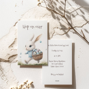 Tarjeta Festiva Feliz Pascua, conejo de Pascua caminando con huevo