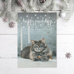 Tarjeta Festiva Feliz Pawlidays Estrellas Divertidas Foto de Gato<br><div class="desc">Felices Pawlidays en tipo rizado divertido con estrellas. Agrega una foto en la parte posterior o un mensaje.</div>