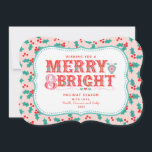 Tarjeta Festiva Feliz y brillante | Rosa retro y Holly rojo<br><div class="desc">Esta tarjeta presenta un alegre saludo de vacaciones en una moderna tipografía de estilo victoriano con un fondo rosado y rojo sagrado. Puedes personalizar con tus nombres y año.</div>