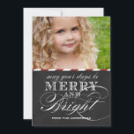 TARJETA FESTIVA FELIZ Y LUMINOSA, CHALKBOARD, FESTIVIDAD FOTOGRÁFI<br><div class="desc">TARJETA DE REUNIÓN DE FESTIVOS DE FESTIVIDAD DE FESTIVOS DE FESTIVIDAD DE FESTIVOS DE FESTIVIDAD DE FESTIVOS DE FAMILIA EN NEGRO | TIRA ROJA OSCURA. ELKE CLARKE© TEXTO BLANCO ELEGANTE EN UN FONDO DE EFECTO IMPRESO CON PATRÓN DE CADENAS DE DIAGONAL ROJO Y BLANCO EN LA PARTE TRASERA. QUE SUS...</div>