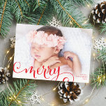 Tarjeta Festiva FERIA FOTO familia diversión caligrafía superpuest<br><div class="desc">por kat massard >> WWW.SIMPLYSWEETPAPERIE.COM <<< Un sencillo diseño de tarjeta con la inscripción "MERRY" en rojo que sobrepone la foto. Área máxima para mostrar tu hermosa familia también con foto horizontal de marco completo</div>