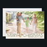 Tarjeta Festiva Festín moderno de la familia navideña<br><div class="desc">Un saludo fotográfico que envía un encantador mensaje de MERRY NAVIDAD a la familia y amigos. Con un toque de verdor vacacional y bayas con nombres de familia personalizados en la parte de atrás.</div>