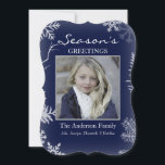 Tarjeta Festiva Festividad de la madera rústica con copos de nieve<br><div class="desc">Esta tarjeta está diseñada con todos los elementos de invierno que necesitas para mostrar tu mejor foto! Fondo azul,  copas de nieve blancas y respaldo rústico de madera. Personalizar con su propia foto y apellidos. ¡Incluso puedes personalizar el saludo de arriba para decir lo que quieras!</div>