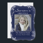 Tarjeta Festiva Festividad de la madera rústica con copos de nieve<br><div class="desc">Esta tarjeta está diseñada con todos los elementos de invierno que necesitas para mostrar tu mejor foto! Fondo azul,  copas de nieve blancas y respaldo rústico de madera. Personalizar con su propia foto y apellidos. ¡Incluso puedes personalizar el saludo de arriba para decir lo que quieras!</div>