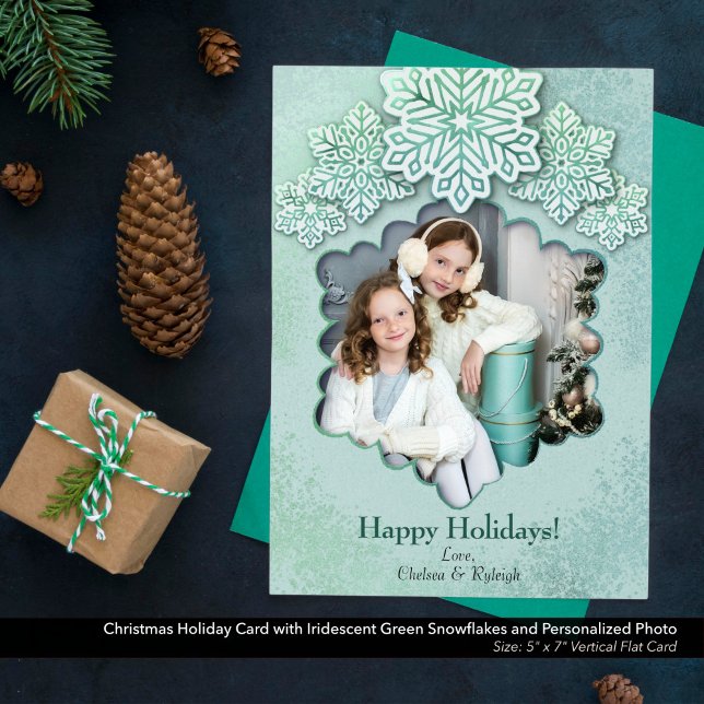 Tarjeta Festiva Festividad fotográfica de copo de nieve verde irla (Christmas Holiday Card with Iridescent Winter Green Snowflakes & Personalized Photo-5"x7" Flat Card)
