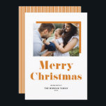 Tarjeta Festiva Festividad naranja Audaz Navidades de tipografía f<br><div class="desc">Feliz Navidad! Envíe saludos festivos esta temporada de Navidades con esta tarjeta plana de Navidades de personalizable. Presenta tipografía en negrita y patrón de pinstripes naranjas. Personalice agregando una foto,  nombres,  año y otros detalles. Esta tarjeta de Navidades de fotografía moderna está disponible en otros materiales.</div>