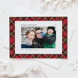 Tarjeta Festiva Festividad Patrón de cobijo rojo Fantástico Fotos<br><div class="desc">Envíe saludos de Navidad con esta clásica tarjeta plana de fotos de Feliz Navidad. El conjunto presenta un diseño clásico, de color verde, blanco y rojo enlucido. Personalice añadiendo una foto horizontal, nombre, saludo de vacaciones, año y mensaje. Esta tarjeta de Navidades rojos de yeguas está disponible en otros colores....</div>