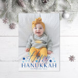 Tarjeta Festiva Festividad Starry Happy Hanukkah Blue Photo<br><div class="desc">Moderno dúo de tipos de letra de "Happy Hanukkah" con estrellas judías,  sobre tu foto completa con un párrafo opcional en la parte de atrás. Añade tu propia foto al fondo si lo deseas.</div>