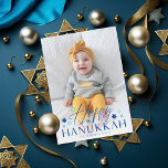 Tarjeta Festiva Festividad Starry Happy Hanukkah Blue Photo<br><div class="desc">Moderno dúo de tipos de letra de "Happy Hanukkah" con estrellas judías,  sobre tu foto completa con un párrafo opcional en la parte de atrás. Añade tu propia foto al fondo si lo deseas.</div>