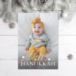 Tarjeta Festiva Festividad Starry Happy Hanukkah Photo<br><div class="desc">Moderno dúo de tipos de letra de "Happy Hanukkah" con estrellas judías,  sobre tu foto completa con un párrafo opcional en la parte de atrás. Añade tu propia foto al fondo si lo deseas.</div>